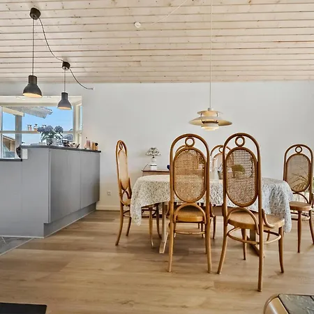 Stunning In Haderslev With Kitchen 別荘 *